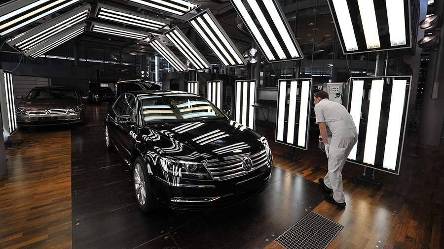 Volkswagen может сократить 15 тыс. сотрудников из-за закрытия заводов
