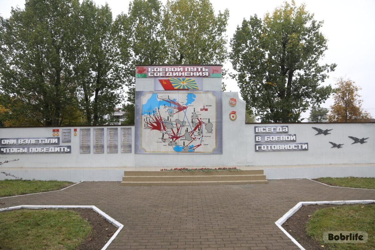 «Они взлетали, чтобы победить». В Бобруйске торжественно открыли обновленный памятный знак