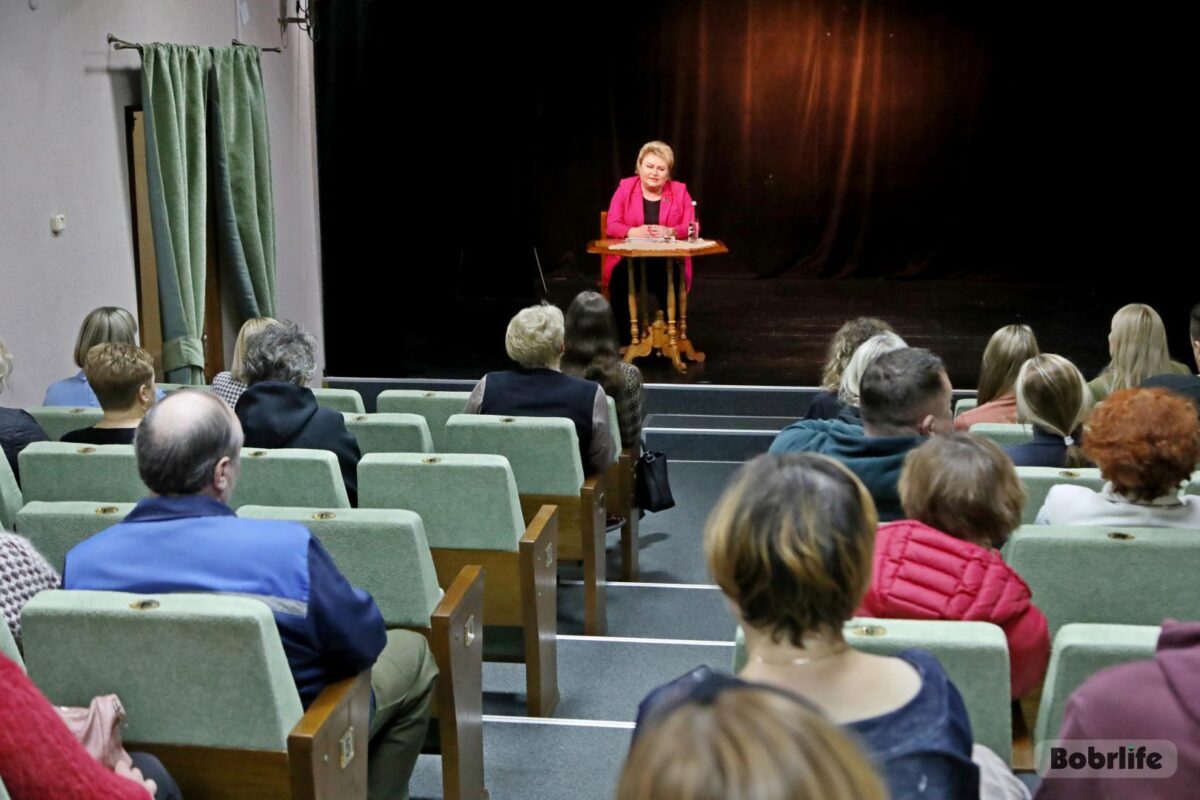 Новации в законодательстве. Депутат Палаты представителей Национального собрания Беларуси Ольга Жук встретилась с трудовым коллективом театра