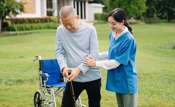 Китайские ученые разработали устройство, помогающее парализованным людям снова ходить