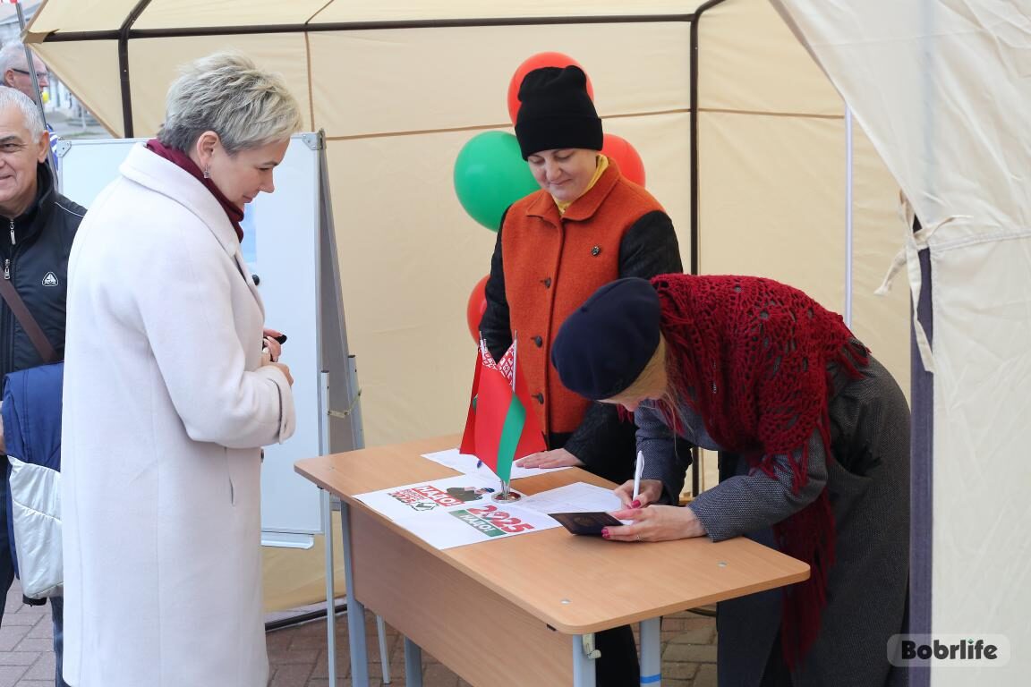 В Бобруйске продолжается сбор подписей инициативными группами кандидатов в Президенты