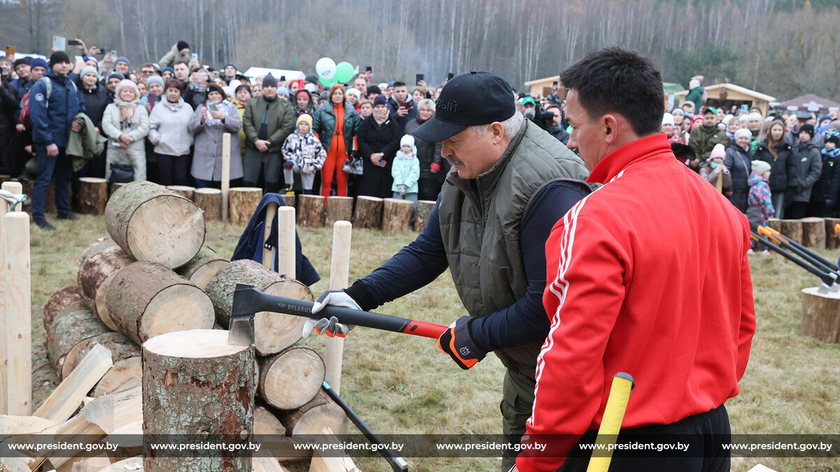Мастер-класс от Президента. Александр Лукашенко посетил III Чемпионат по колке дров среди СМИ