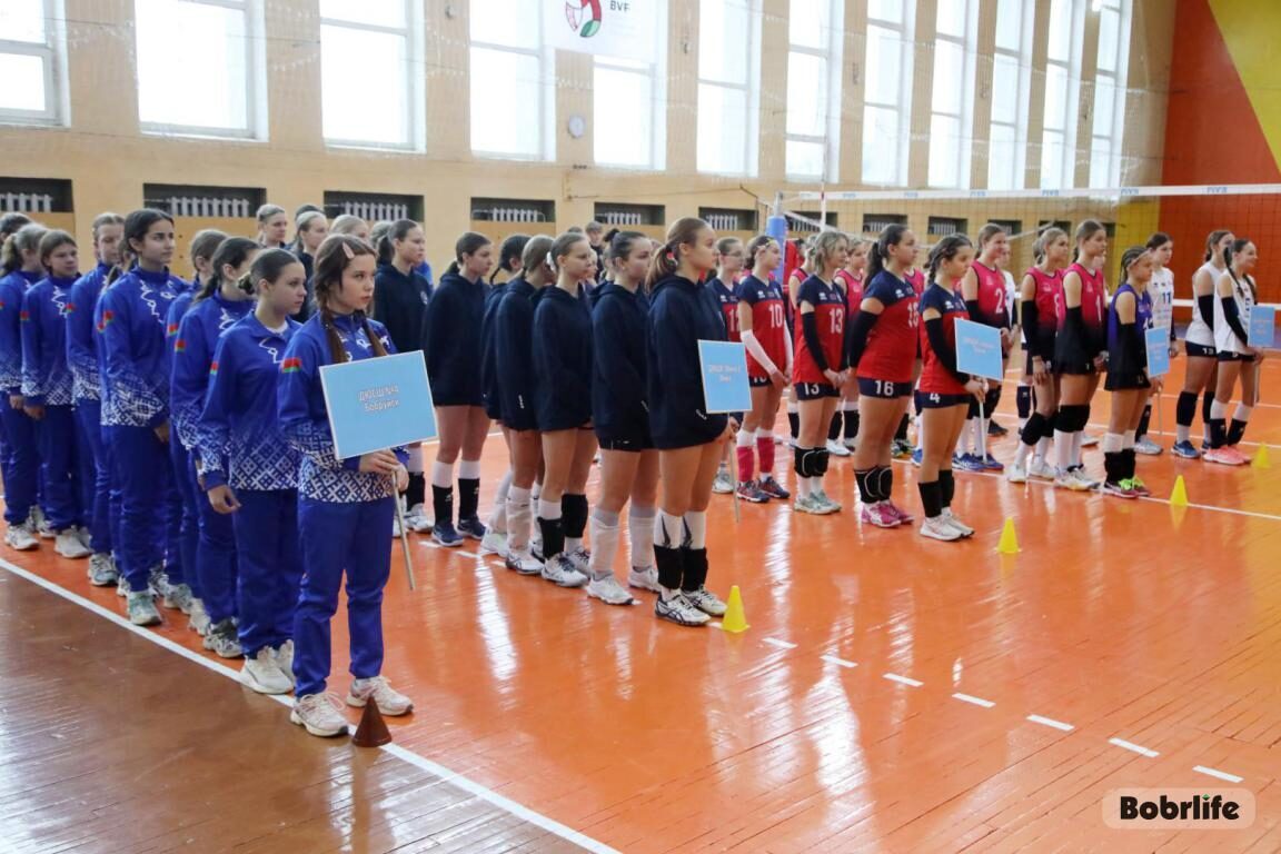 Мяч над сеткой. В Бобруйске проходят республиканские соревнования детско-юношеской волейбольной лиги среди девушек
