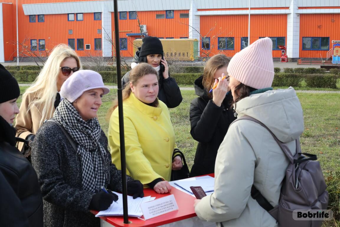 Сегодня точки притяжения людей не только торговые центры. Активно идет сбор подписей в Молодежном парке