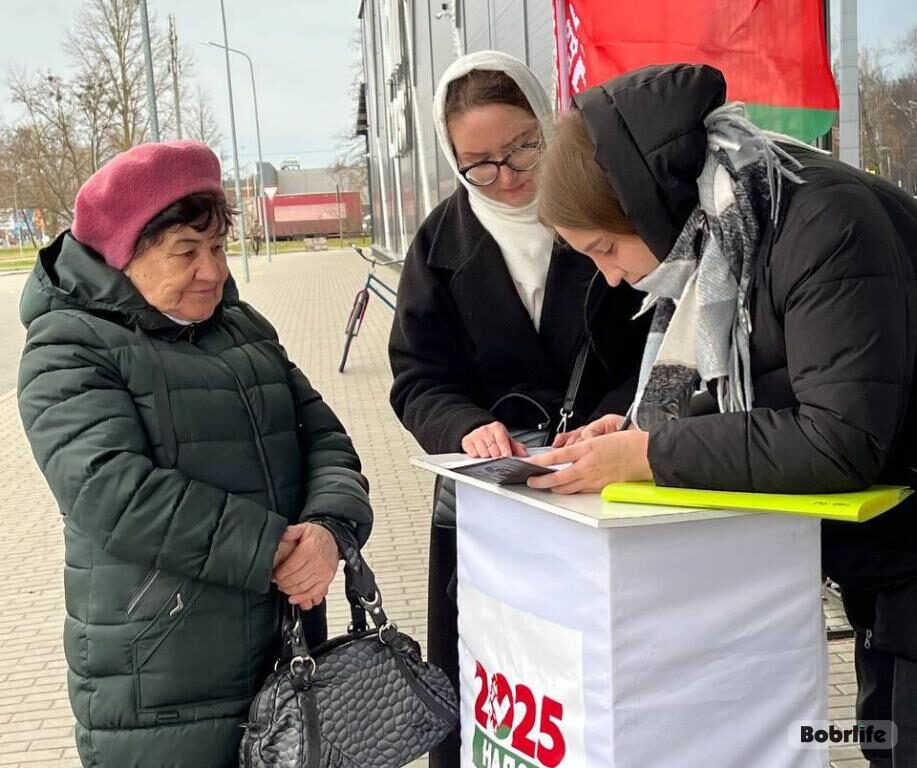 Бобруйчане продолжают оставлять подписи в поддержку кандидатов в Президенты