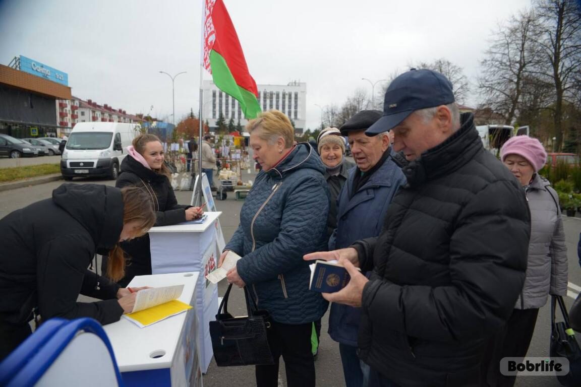 В субботу пикет по сбору подписей в поддержку кандидата на пост Президента развернулся на улице М.Горького