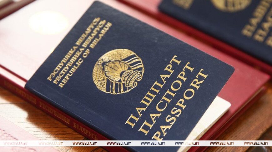 Впервые голосующие на выборах Президента получат в подарок издание «Символы суверенной Беларуси»