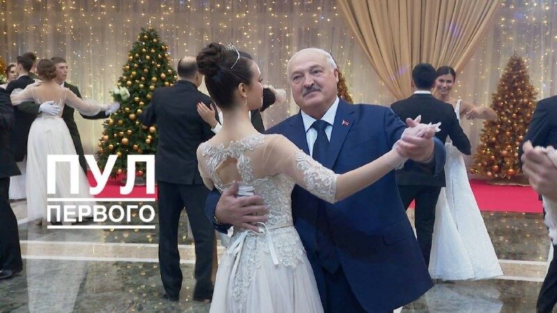 Вальсируют все, и даже Президент! Как проходит новогодний бал для молодежи во Дворце Независимости?