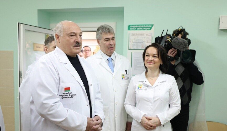 «Мы создали самую передовую больницу». Лукашенко в канун Нового года посетил детскую больницу под Минском