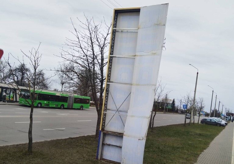 Упавший рекламный щит и снятие оторвавшейся обшивки балкона. Последствия усиления ветра в Могилевской области