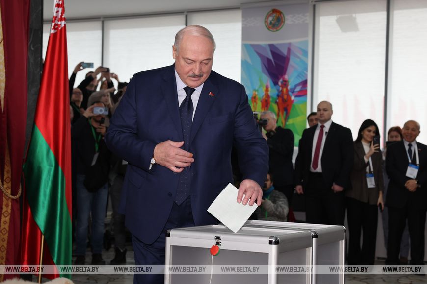 Александр Лукашенко проголосовал на выборах Президента Беларуси и пообщался с журналистами