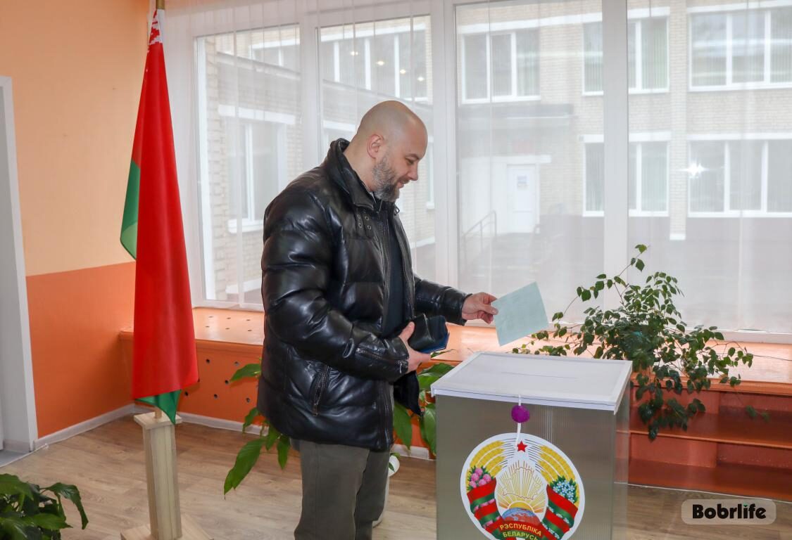 Выбор сделан. Певец, поэт, композитор Виталий Гордей принял участие в досрочном голосовании