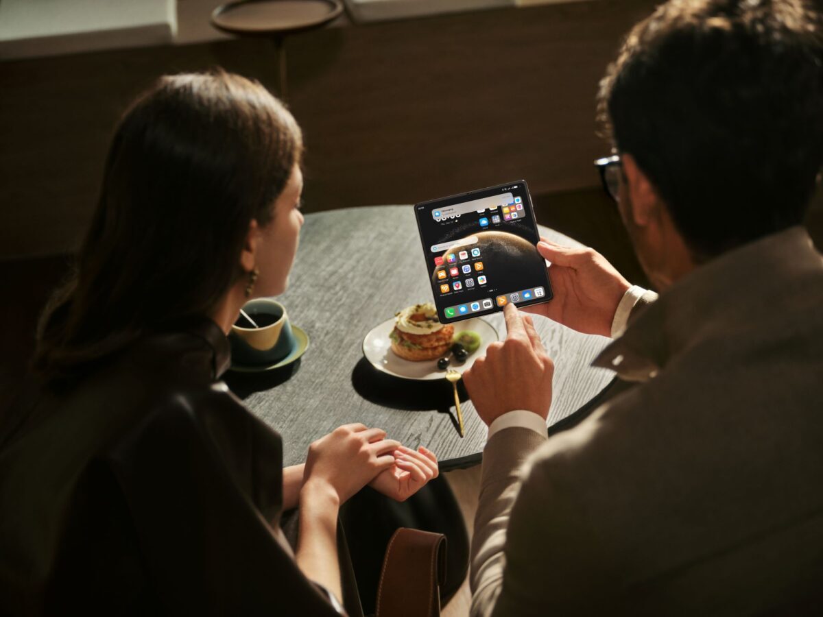 В Беларуси 31 января стартуют продажи складного смартфона Huawei Mate X6 с тонким корпусом и гибким экраном