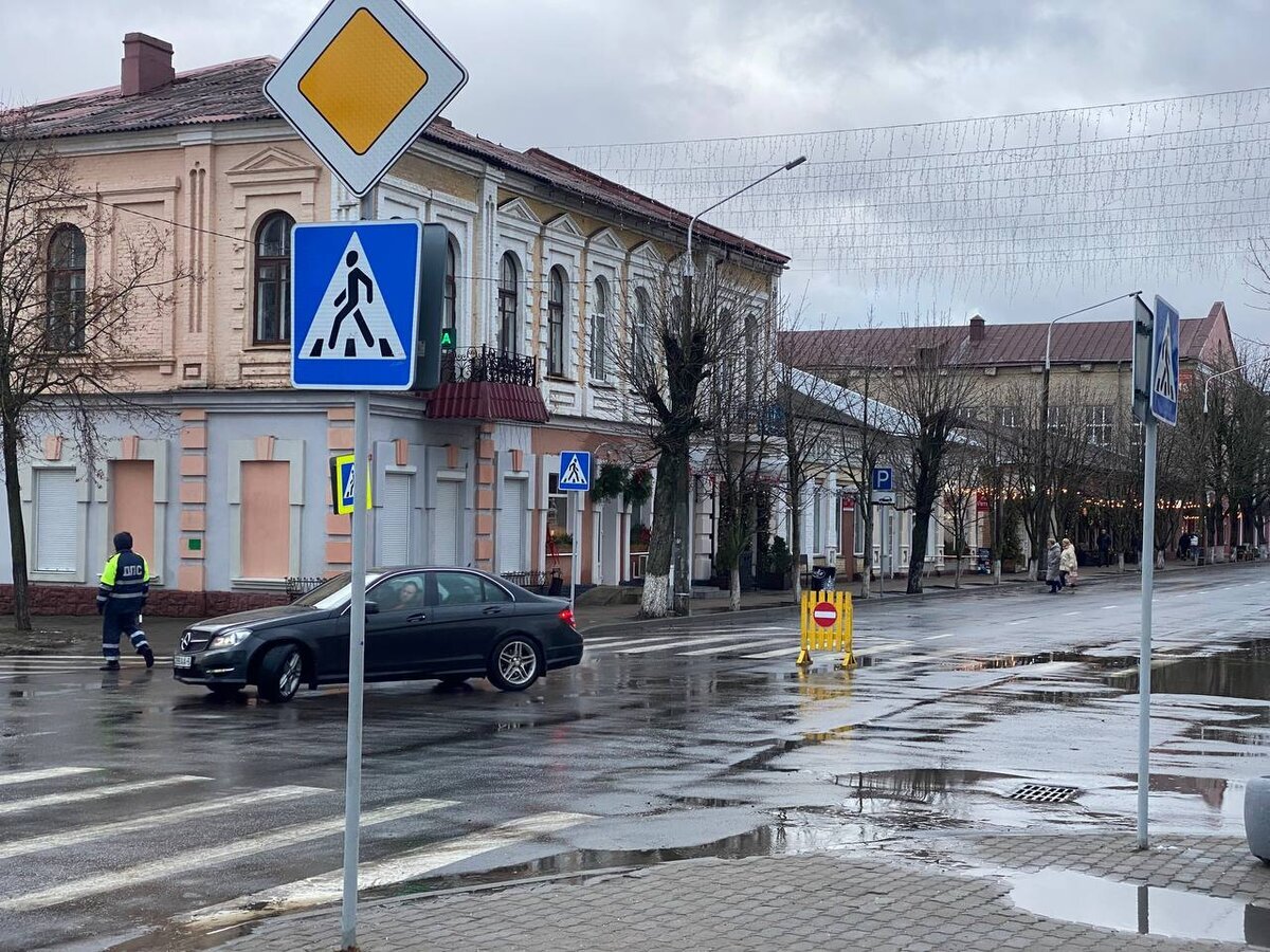 Движение транспорта перекрыто на улице Социалистической в связи с проведением праздничного шествия