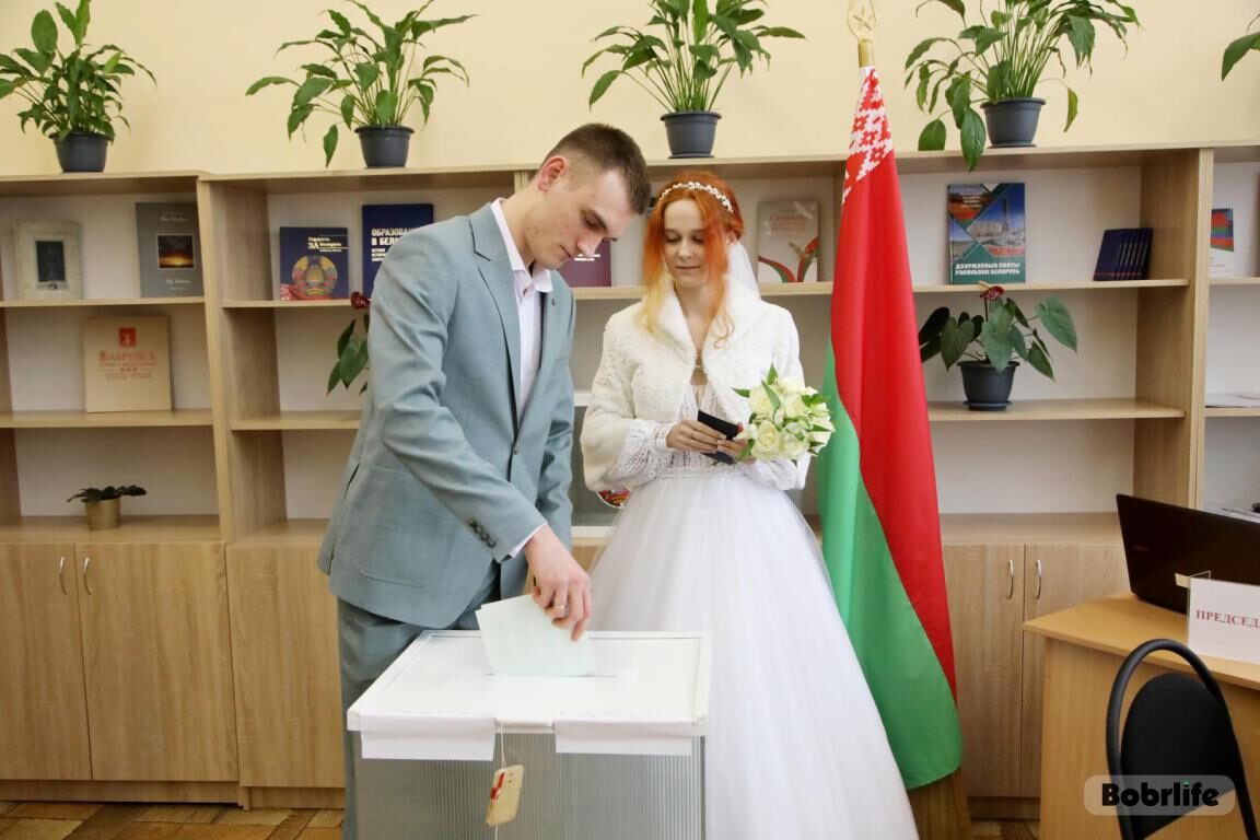 Молодая семья Акушевичей сделала выбор в последний день досрочного голосования
