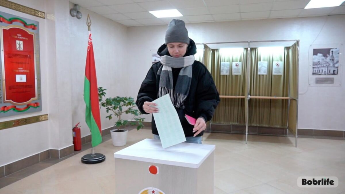 На участках для голосования №№47 и 48 в средней школе №35 свой выбор делает большое количество молодежи