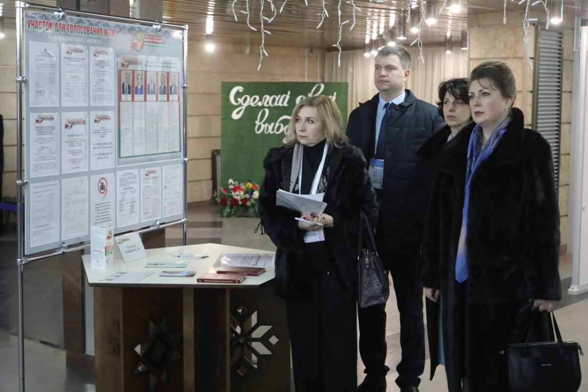 В основной день голосования в Бобруйске на избирательных участках работают представители Миссии наблюдателей от СНГ