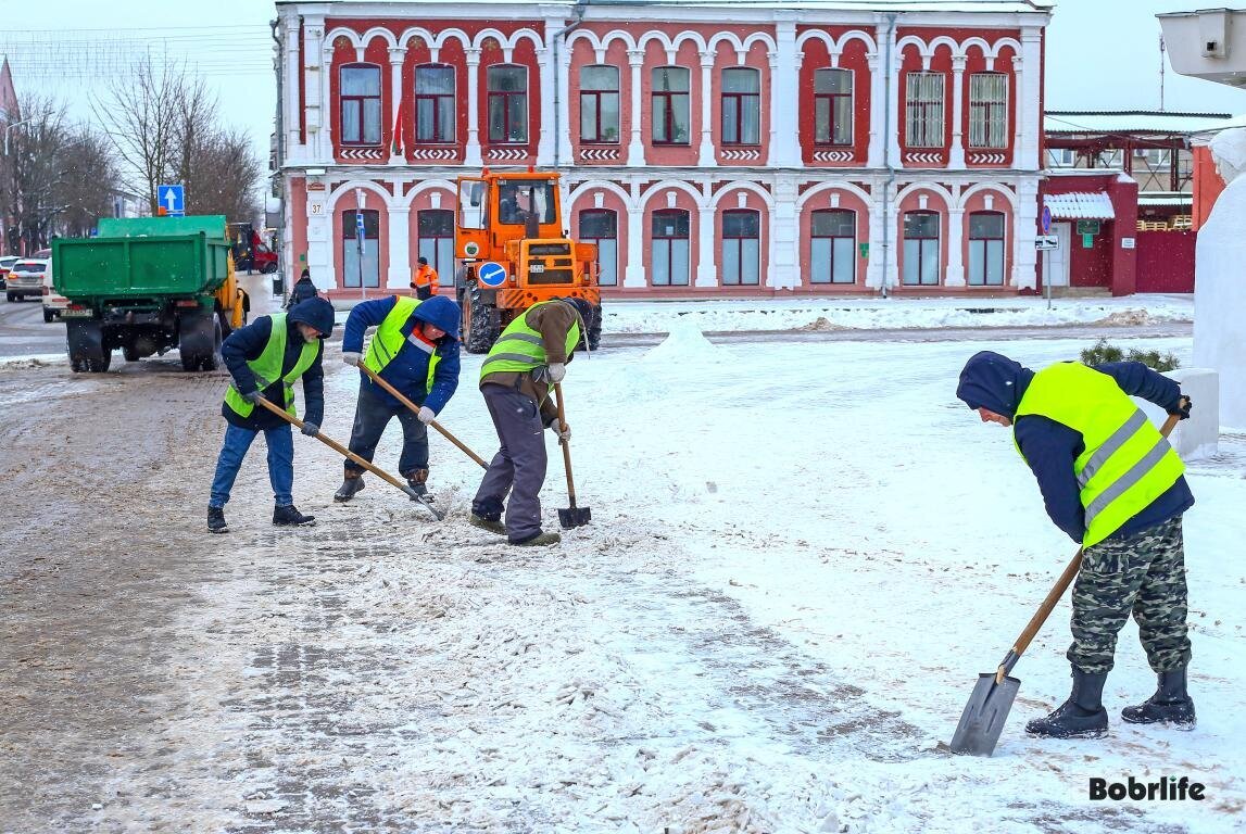 Не покладая рук. Коммунальные службы расчищают дороги Бобруйска