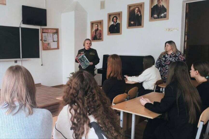 В армии служат не только мужчины, но и женщины: майор Рудковская встретилась со школьниками