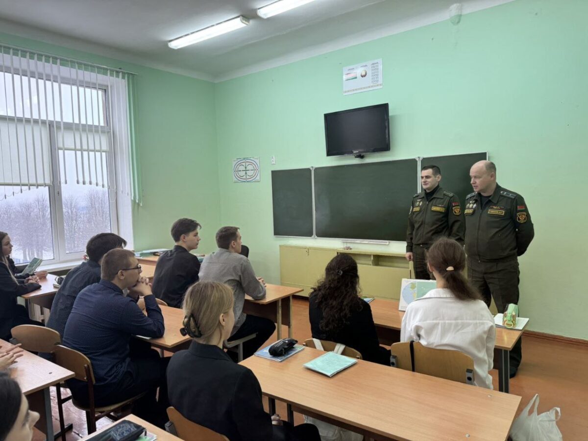 Офицеры 83-го полка провели «Урок мужества» и профориентационную беседу в 23-й школе