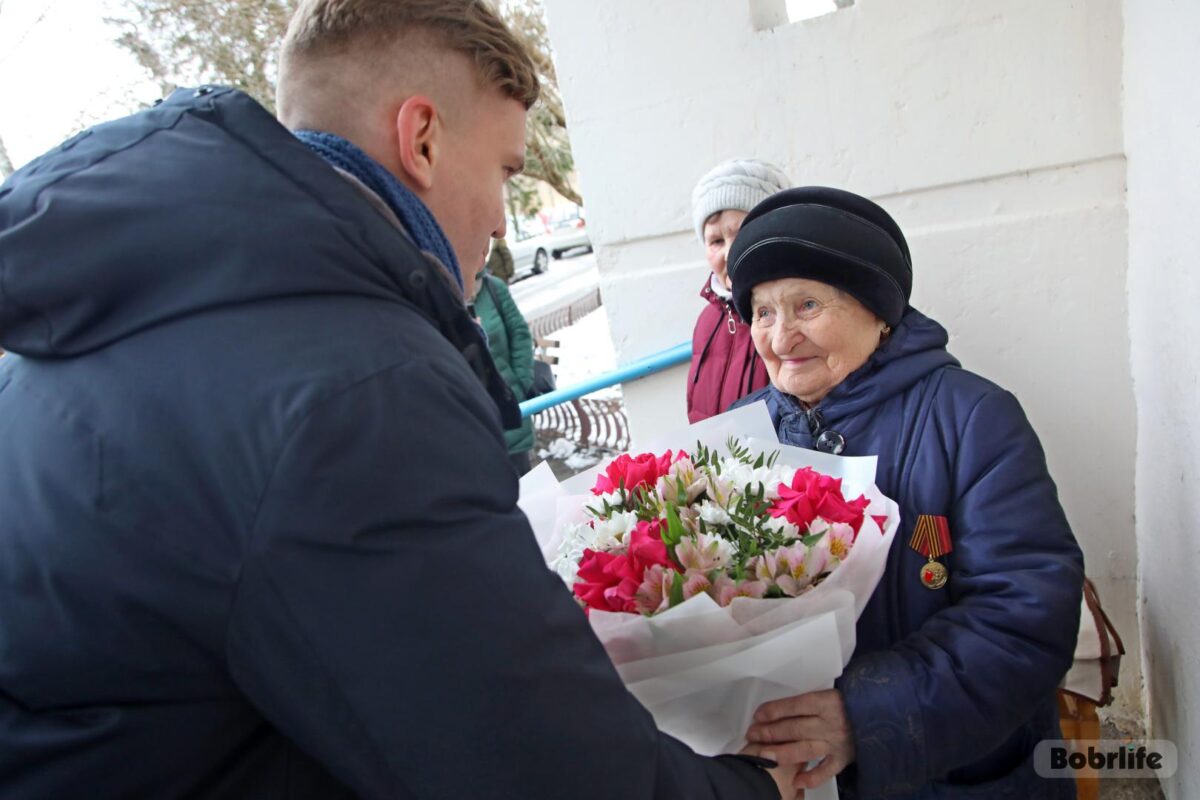 Под звуки оркестра. Ветерану Зинаиде Бестужевой вручили юбилейную медаль от Посольства Российской Федерации в Республике Беларусь