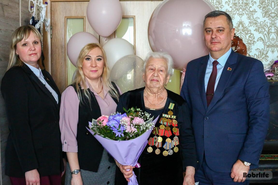Радость и улыбки. Виталий Власевич поздравил женщин-ветеранов с предстоящим праздником