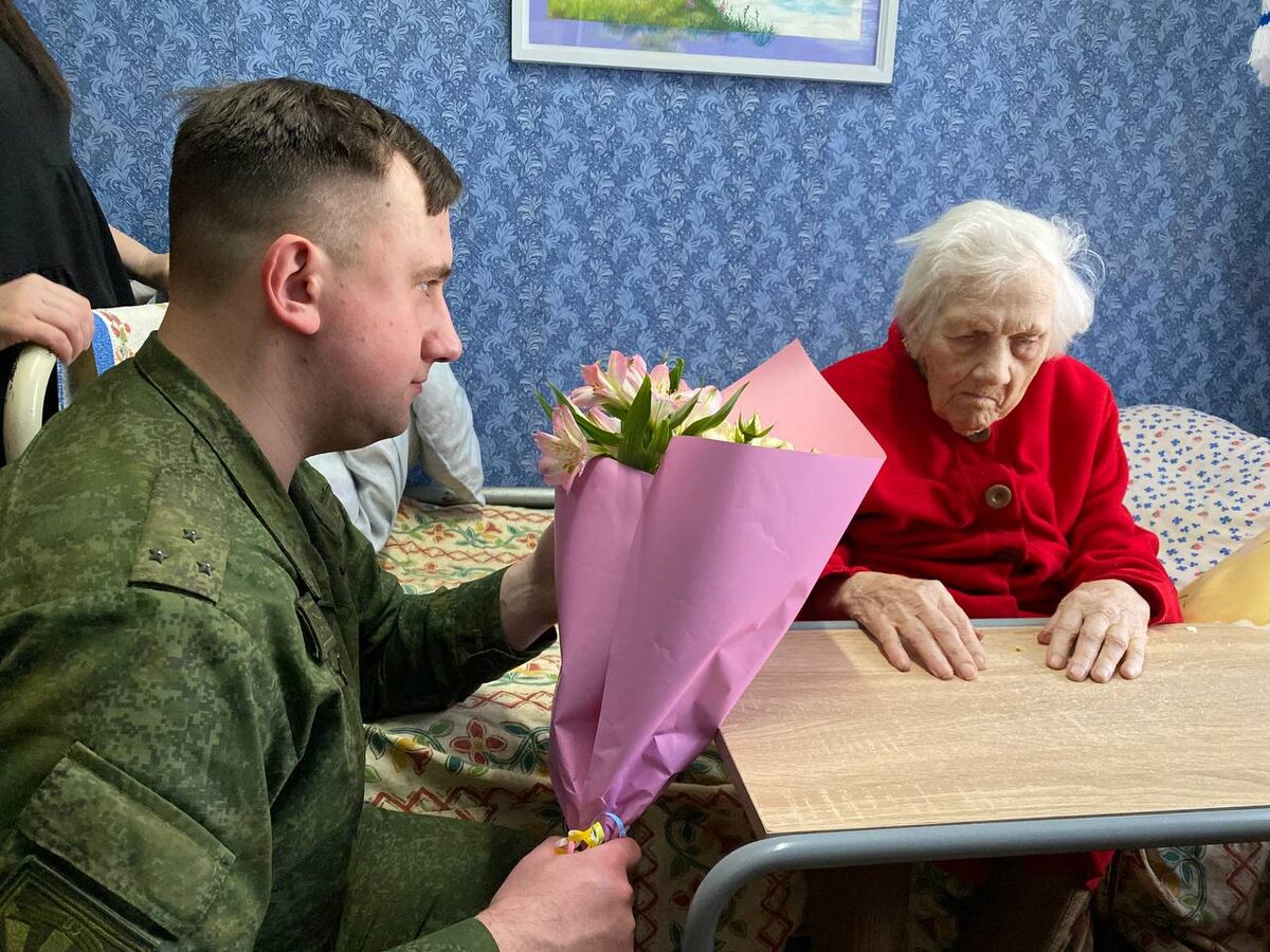 Военнослужащие 83-го отдельного инженерно-аэродромного ордена Красной Звезды полка поздравили с Днем женщин ветерана Великой Отечественной войны Екатерину Богдан