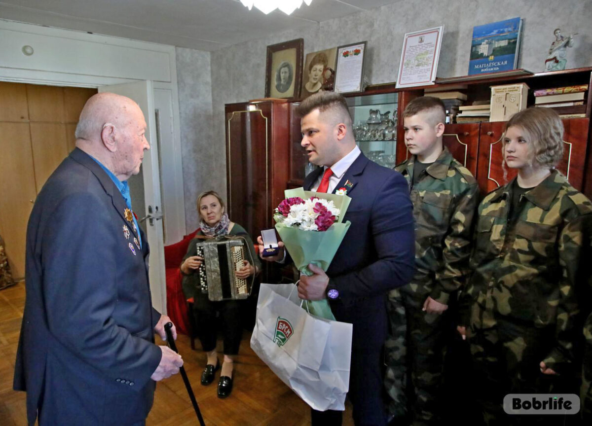 «Огромная честь смотреть Вам в глаза». Михаил Волчек удостоен нагрудного знака БРСМ «Воинская доблесть»