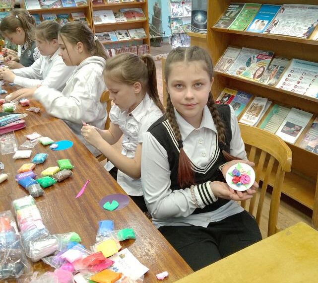 Чудо своими руками: в библиотеке прошел мастер-класс по созданию панно