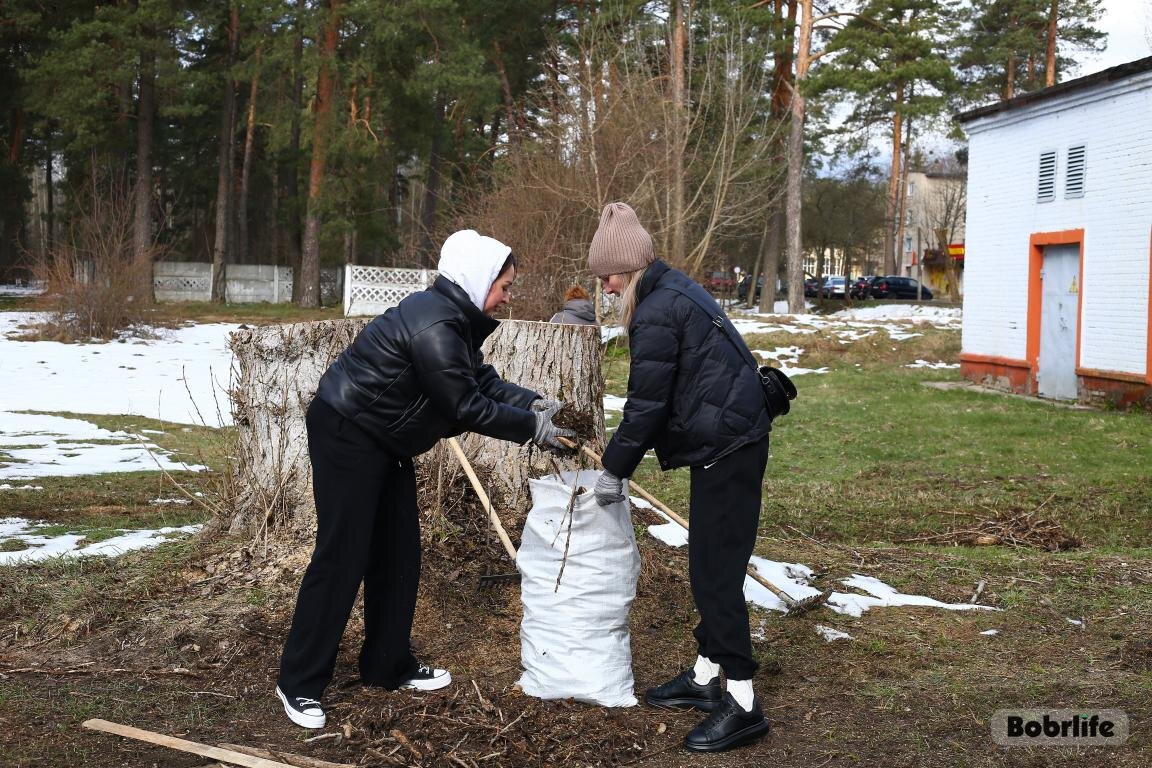 Генеральная уборка. Сотрудники «Красного пищевика» вышли на республиканский субботник
