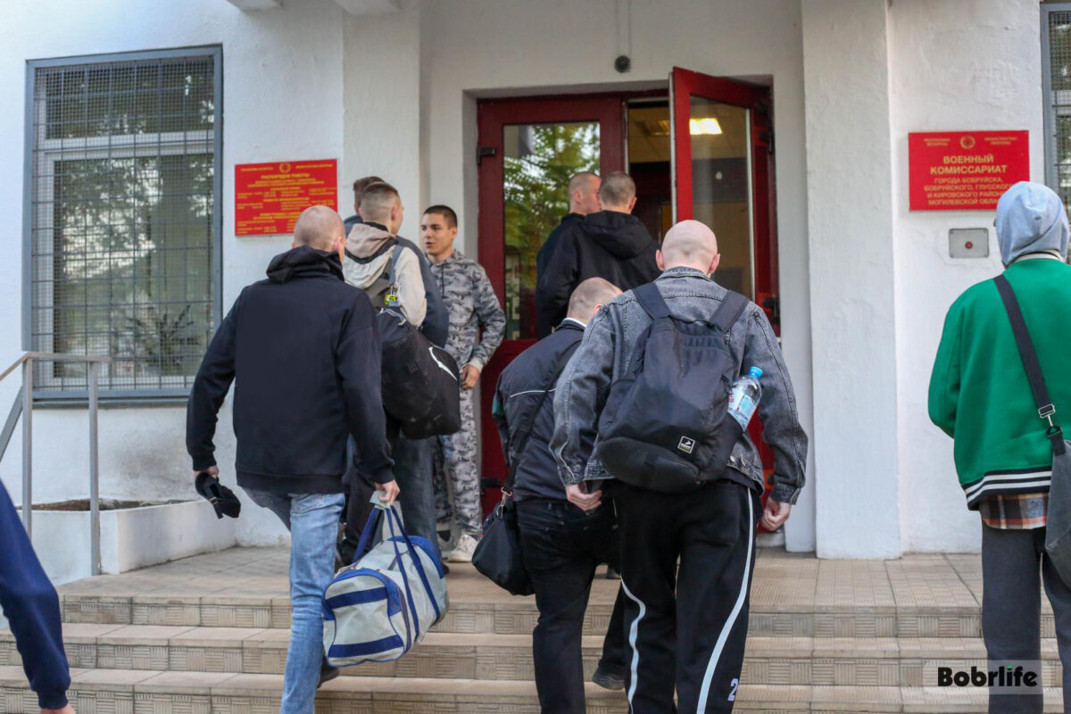 Защищать Родину – святое дело. В Бобруйске проводили новобранцев на срочную военную службу