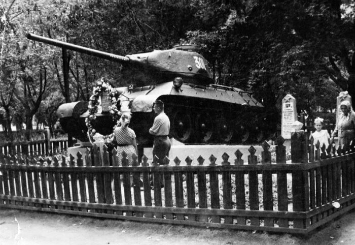 Воевали в Польше, погибли за мир, похоронены на площади Победы. Эпизоды жизни уроженцев Бобруйска Анатолия и Аркадия Прибыльских