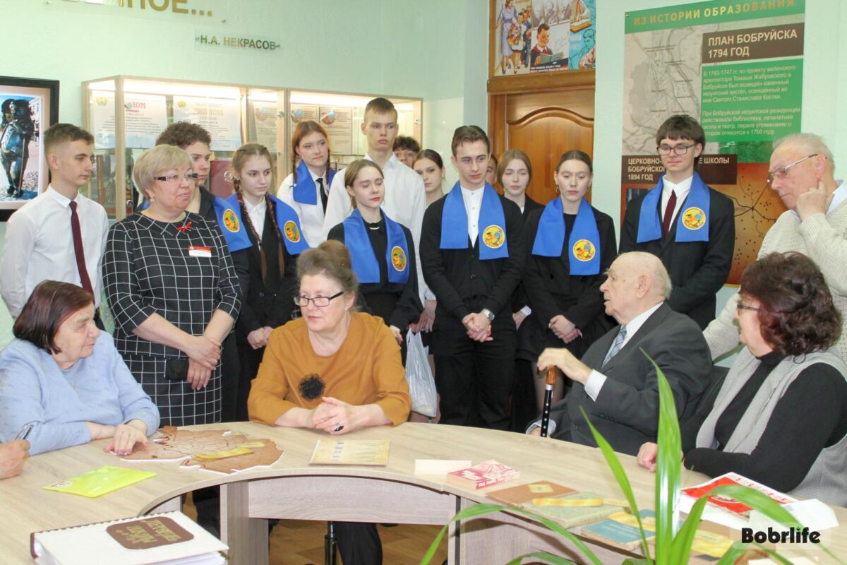 Единение на деле. Для коллег из бобруйских клубов «Кіраўнік» и «Настаўнік» оно продолжилось в музее СШ № 30