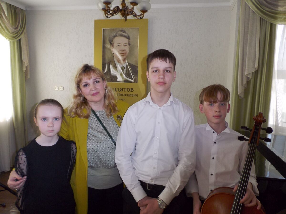 С дипломами победителей. Бобруйские ребята отличились на республиканском конкурсе в номинации «Виолончель»