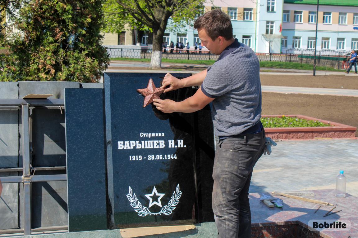 В память об освободителях. На площади Победы устанавливают новые плиты с именами героев