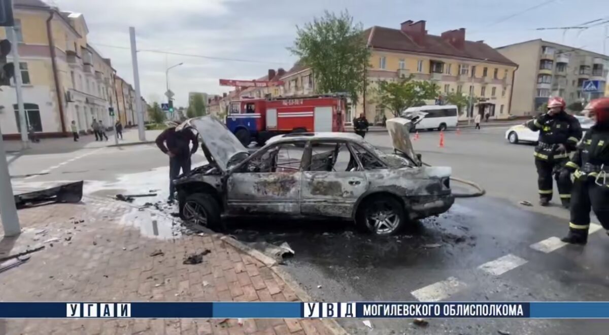 В Бобруйске произошла авария: сгорел автомобиль