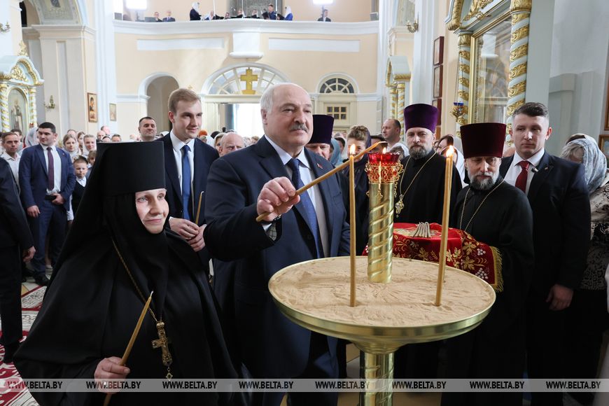 Александр Лукашенко на Пасху посетил Свято-Покровский храм в Толочине