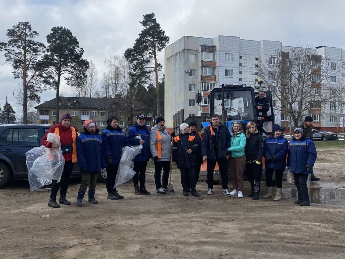 Работники КУП «ЖРЭУ Первомайского района Бобруйска» приняли участие в республиканском субботнике