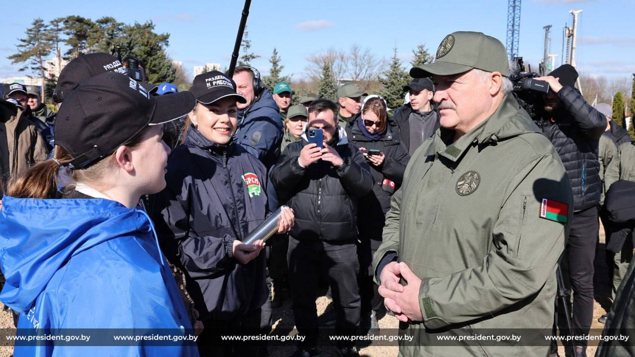 Бобруйчанка Дарья Васильева передала капсулу Президенту с посланием будущим поколениям
