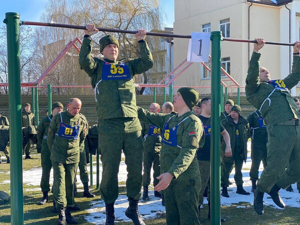 Офицеры и прапорщики сдавали нормативы по физподготовке