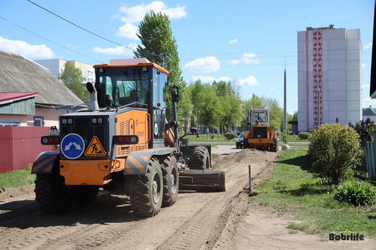 В Бобруйске заасфальтируют улицу 9 Мая. Специалисты КУП «ДЭП» уже грейдируют дорогу