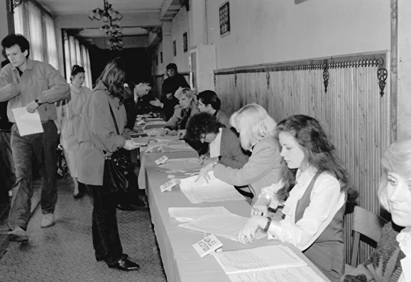 30 лет назад состоялся первый в истории независимой Беларуси референдум. Что решали 14 мая 1995 года