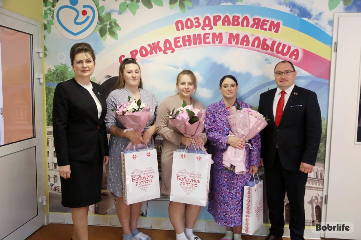 Три богатыря: в Бобруйске поздравили мамочек, родивших малышей в День Победы