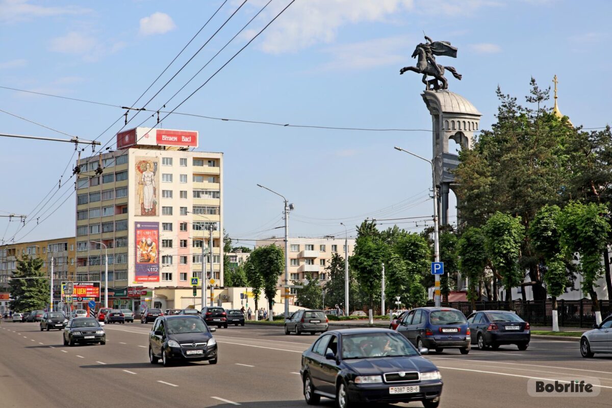 Через сплошную. И снова мотоциклист в Бобруйске нарушил ПДД