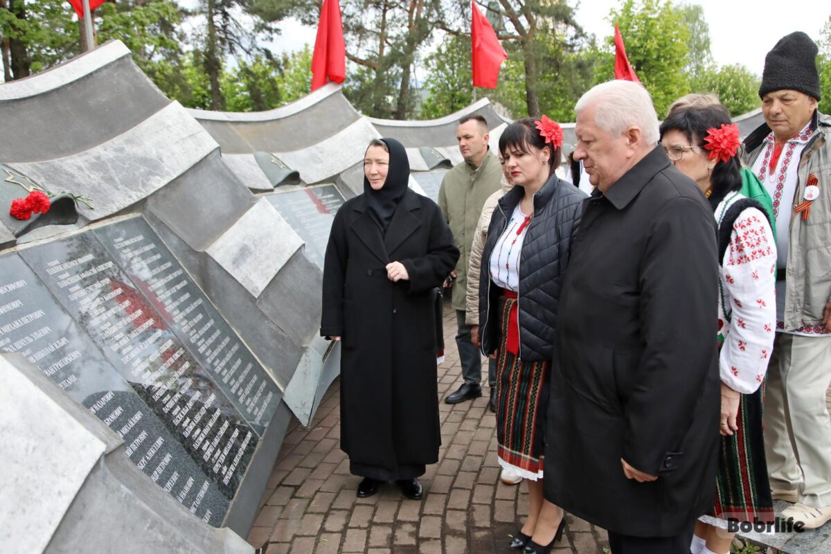 Почтить память. В канун празднования 80-летия Великой Победы Бобруйск посетили представители молдавской диаспоры