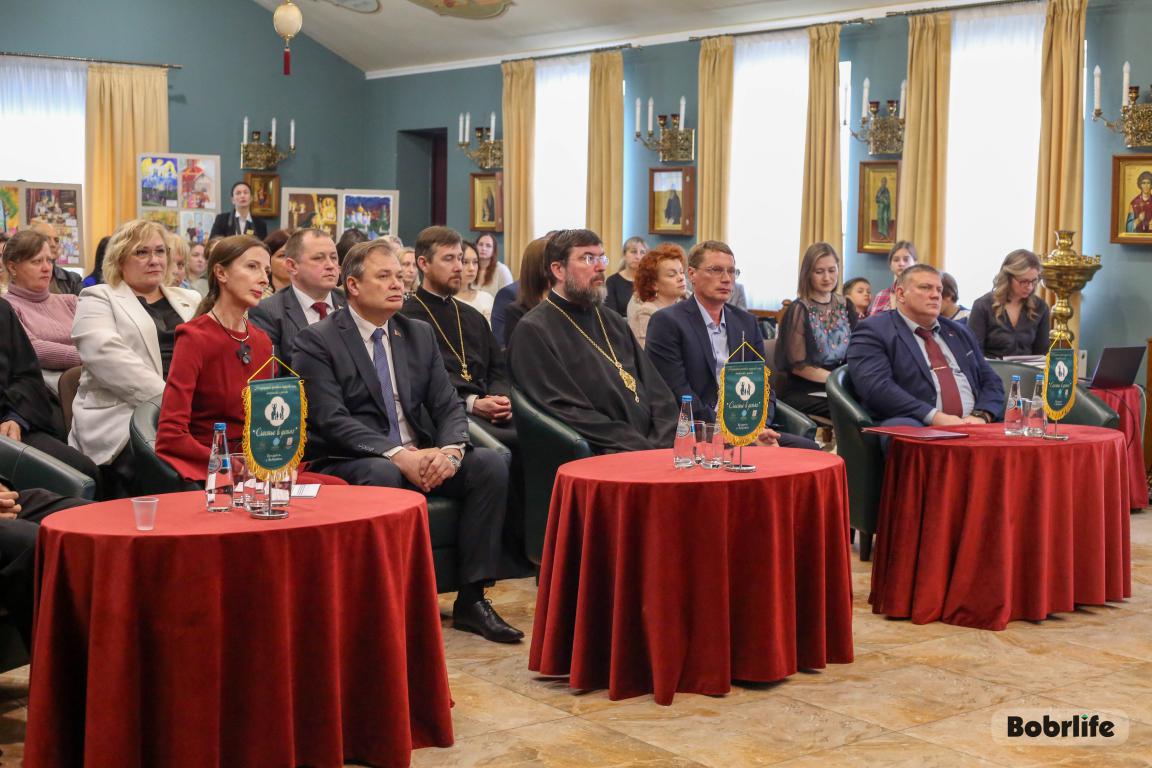Слагаемые жизни. В Центре «Покрова» прошел круглый стол «Память подвига белорусского народа в истории семьи»