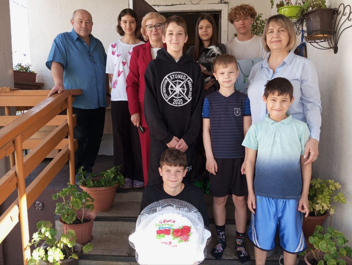 Добрая традиция в День защиты детей. Воспитанники детских домов семейного типа получили подарки