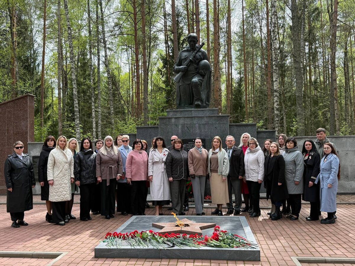 Руководители крупнейших СМИ Могилевской области возложили цветы к мемориальному комплексу партизанской славы «Усакино»