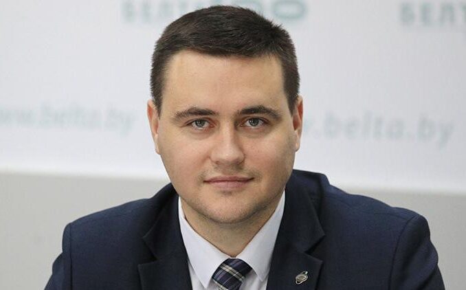 Министр образования Беларуси Андрей Иванец прокомментировал запрет на мобильные телефоны в школах