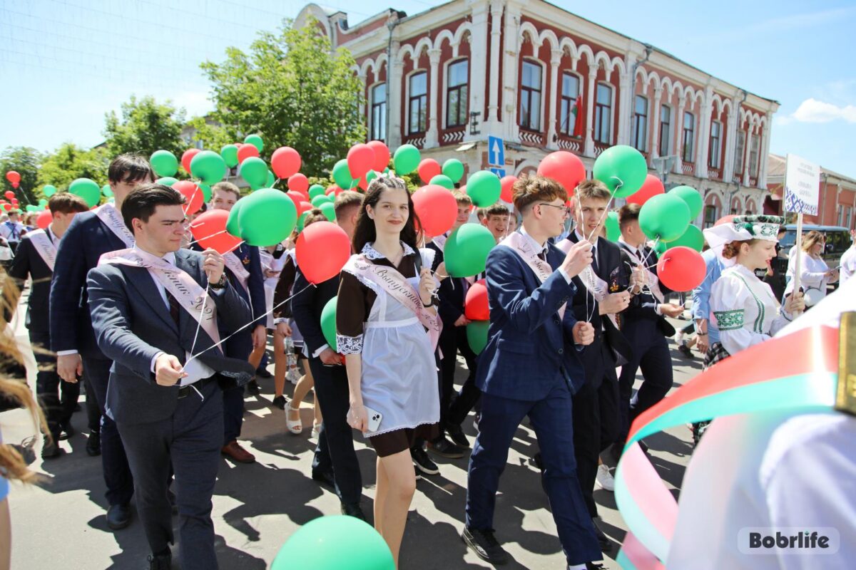 Дорогие выпускники! Уважаемые учителя и родители!